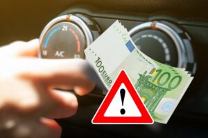 Mano regola aria condizionata auto, soldi e simbolo attenzione