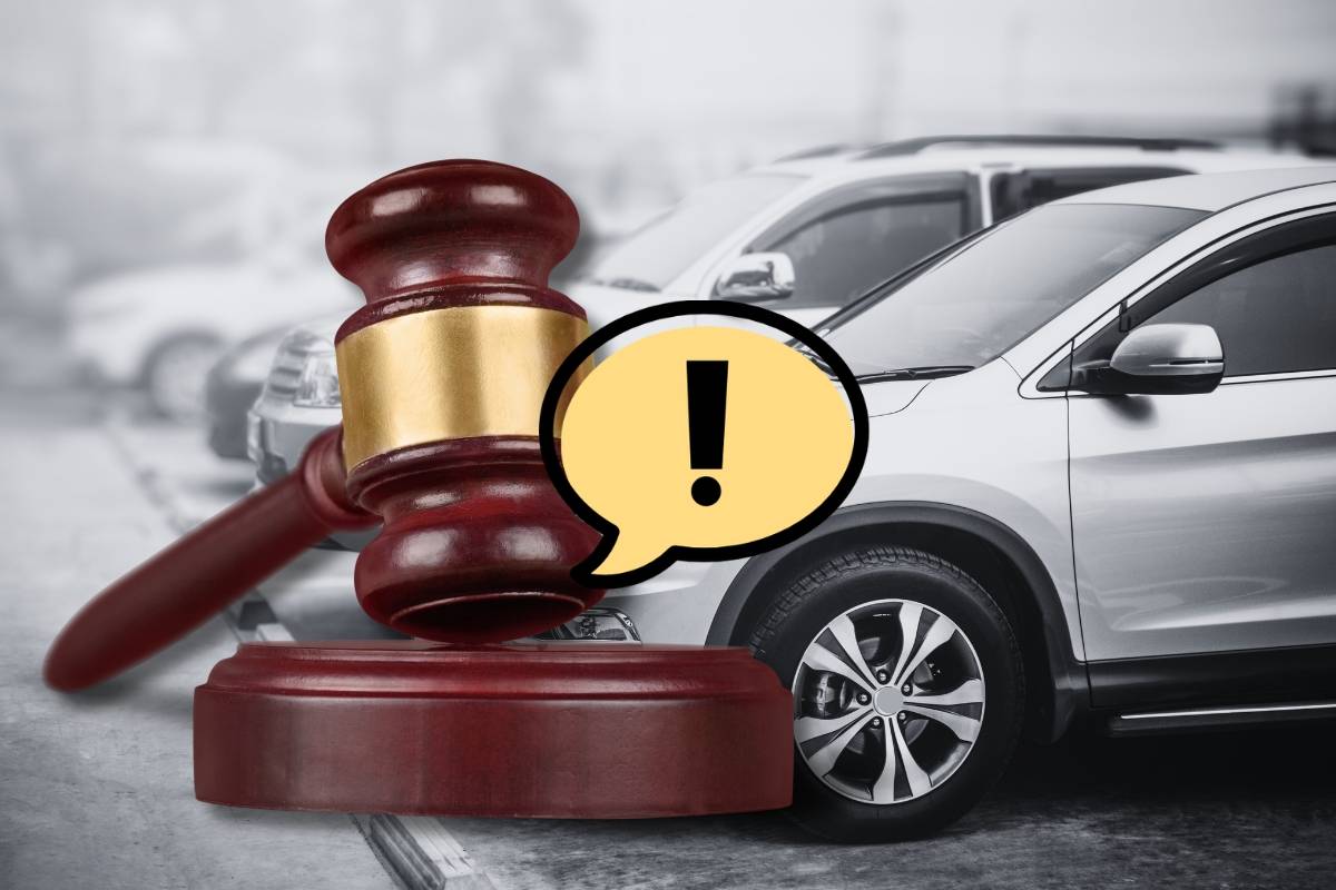 Automobili, martelletto Legge e simbolo attenzione