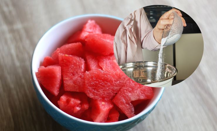 pezzi di anguria e zucchero in recipiente