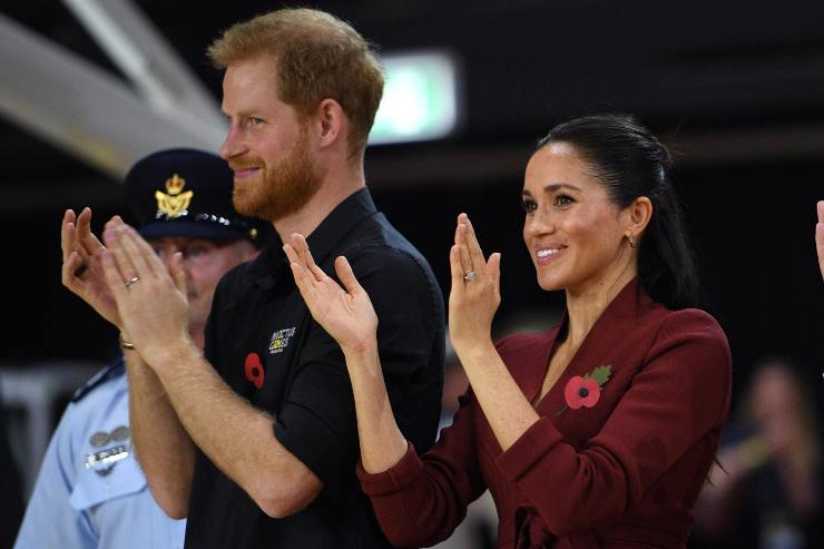 Harry e Meghan applaudono a un evento