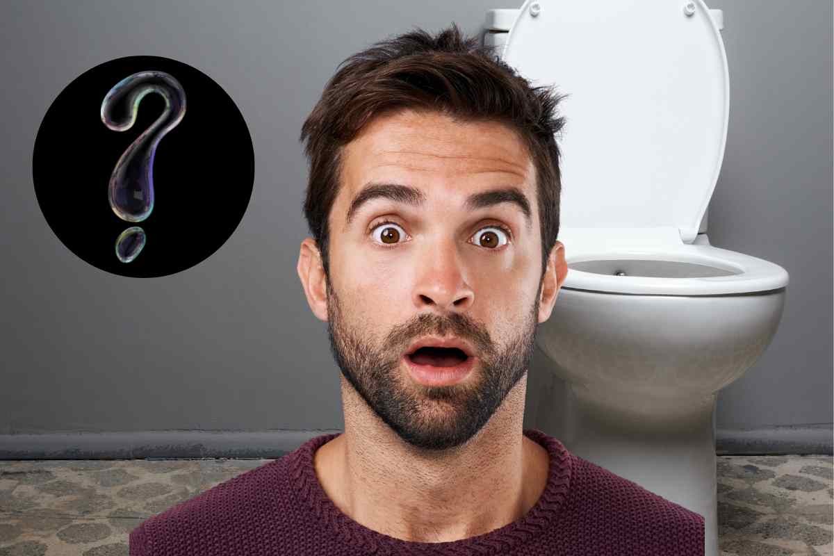 Uomo perplesso e wc