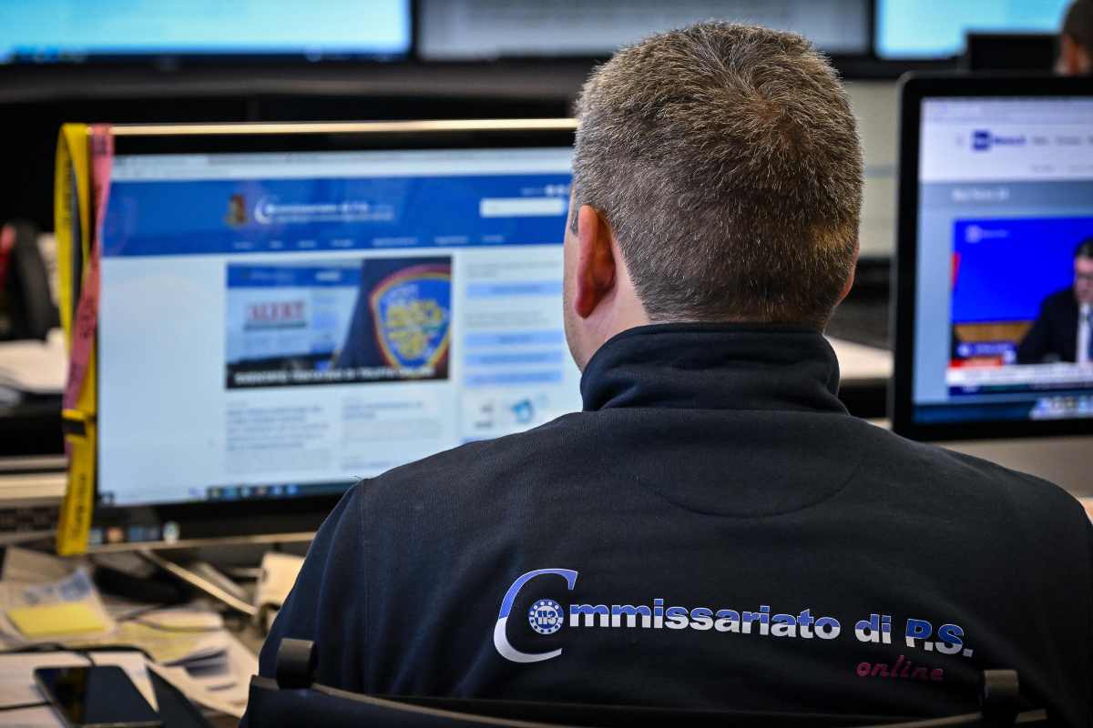 Agente della polizia postale davanti al pc