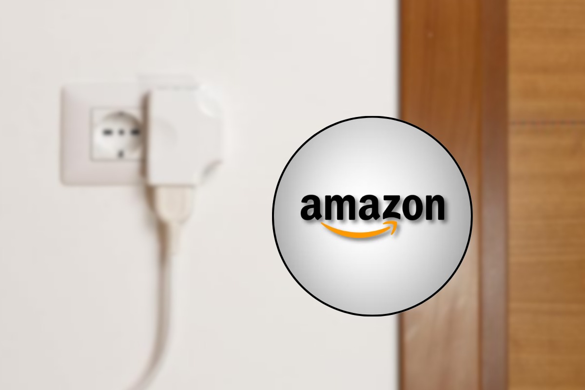 Scritta Amazon e presa elettrica al muro