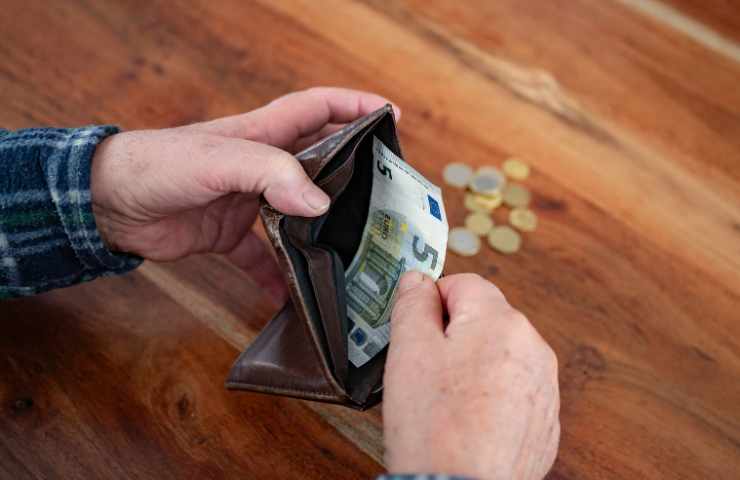 mettere banconota euro nel portafoglio