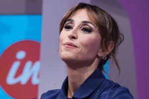 Benedetta Parodi con mento alzato