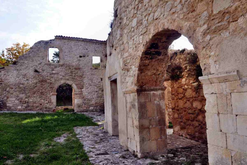 ruderi in pietra
