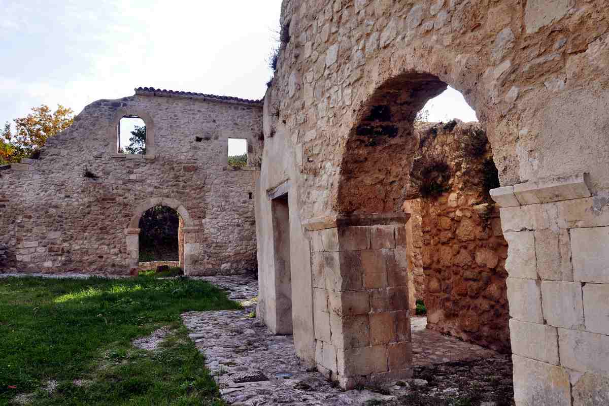 ruderi in pietra