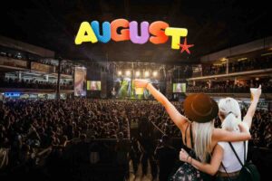 concerto, ragazze di spalle, agosto