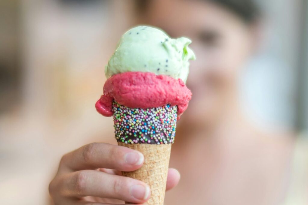 Un cono gelato a tre gusti