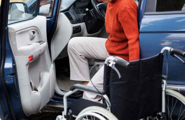disabile entra in auto