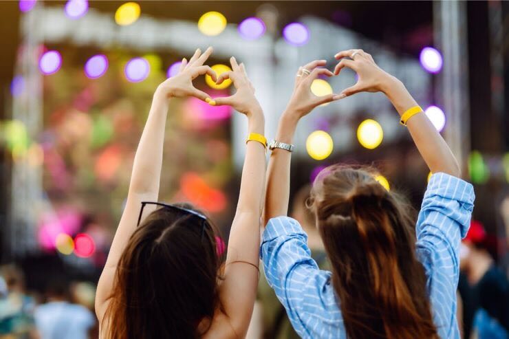Due ragazze sotto il palco ad un concerto