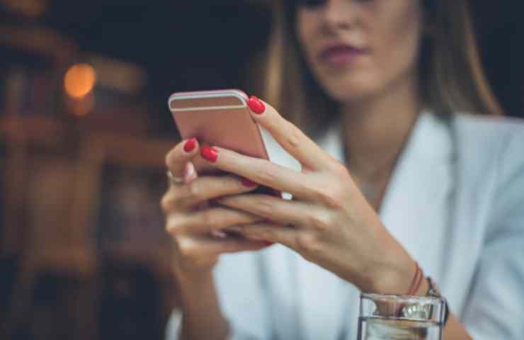 donna con cellulare
