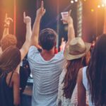 Ragazzi e ragazze al concerto