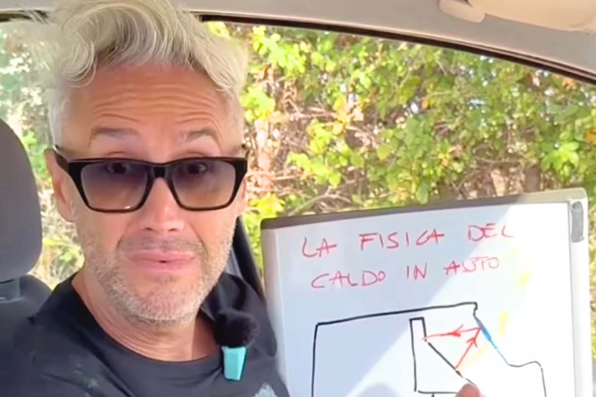 prof schettini con cartello