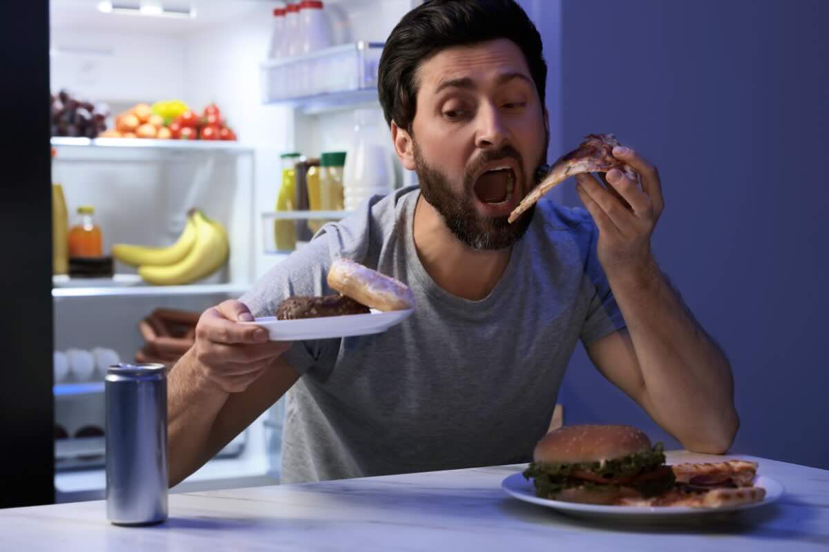 uomo che mangia di notte