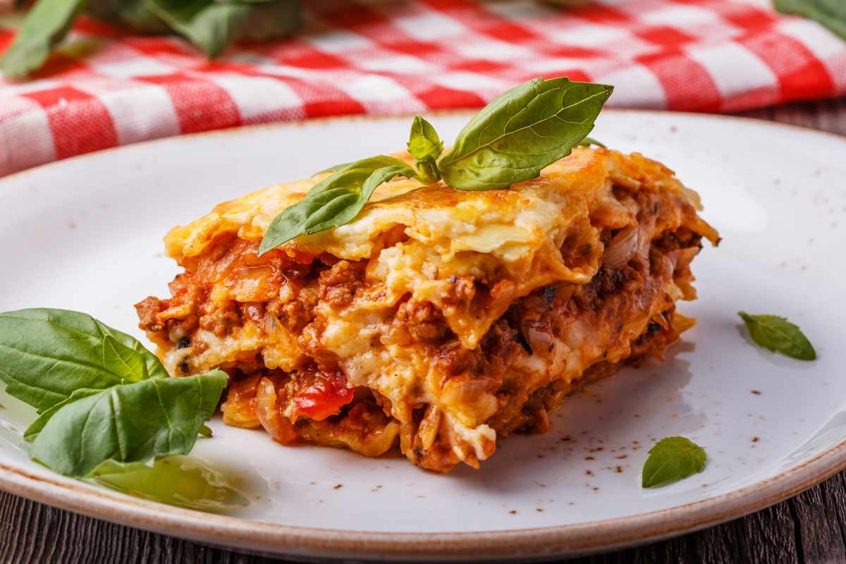 Porzione di lasagna nel piatto