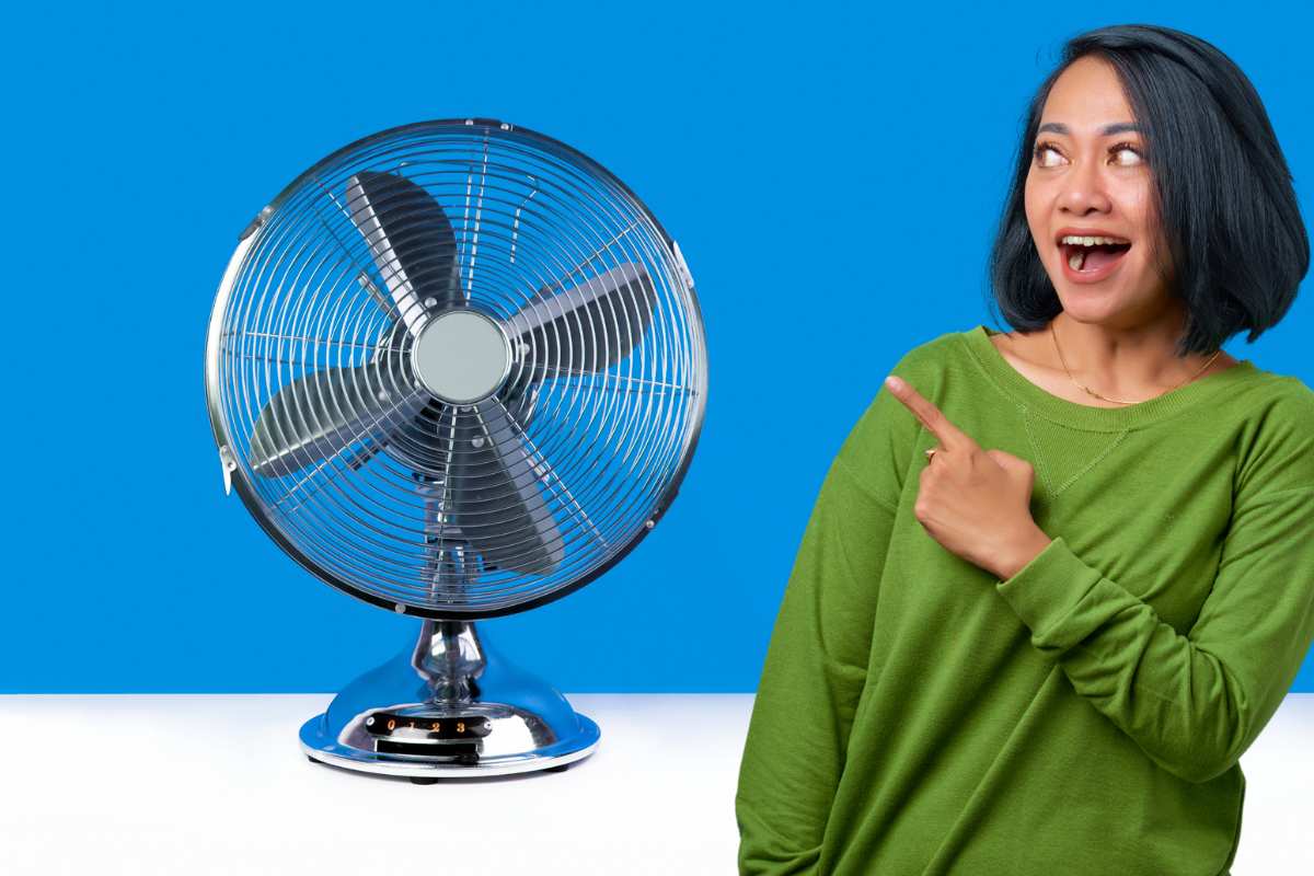 ventilatore e donna che indica