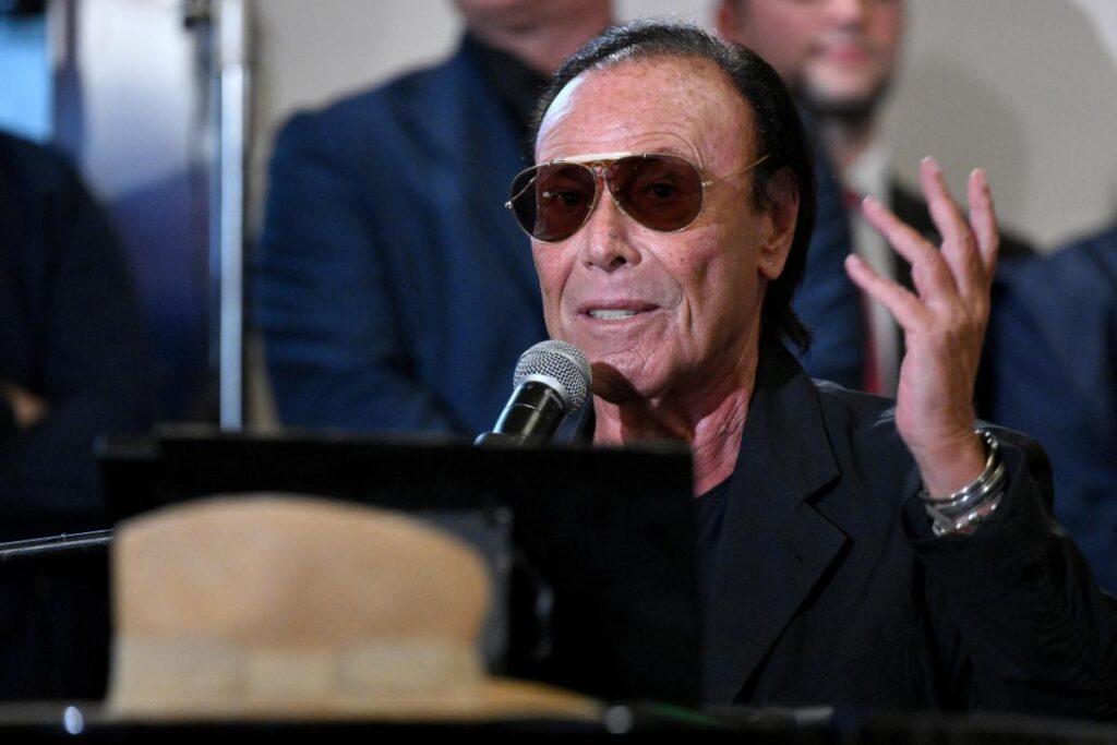 Antonello Venditti che canta al pianoforte