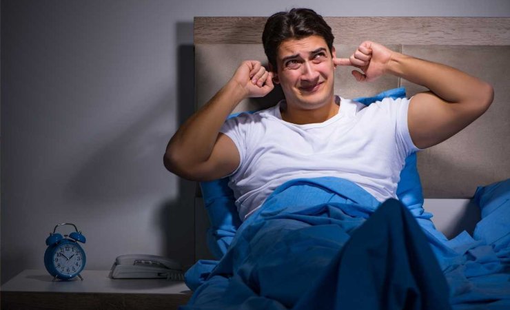 Uomo a letto