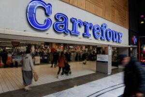 Il logo del supermercato Carrefour all'entrata di un punto vendita