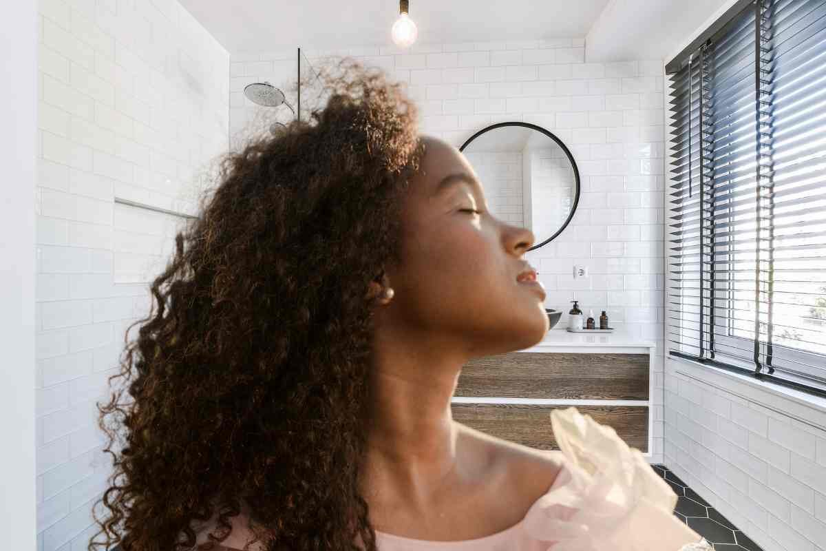 Donna sente profumo in bagno