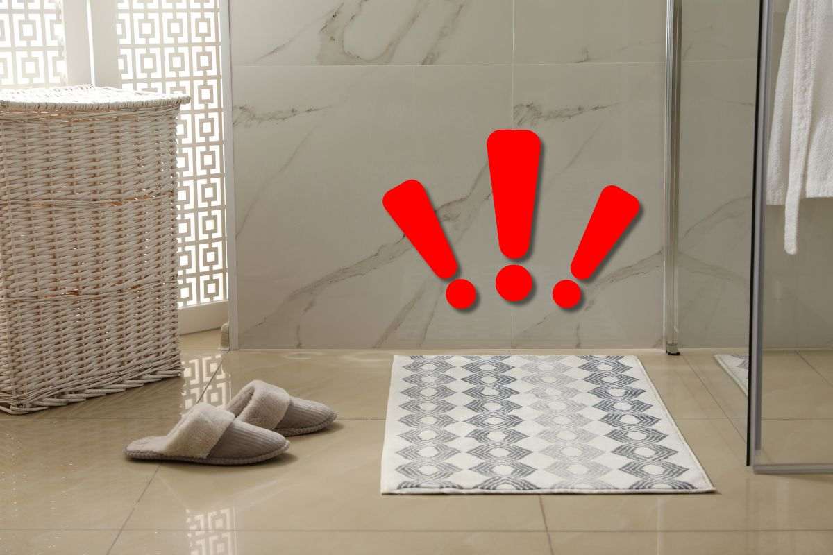Tappetino vicino doccia, pantofole, cesto, punti interrogativi