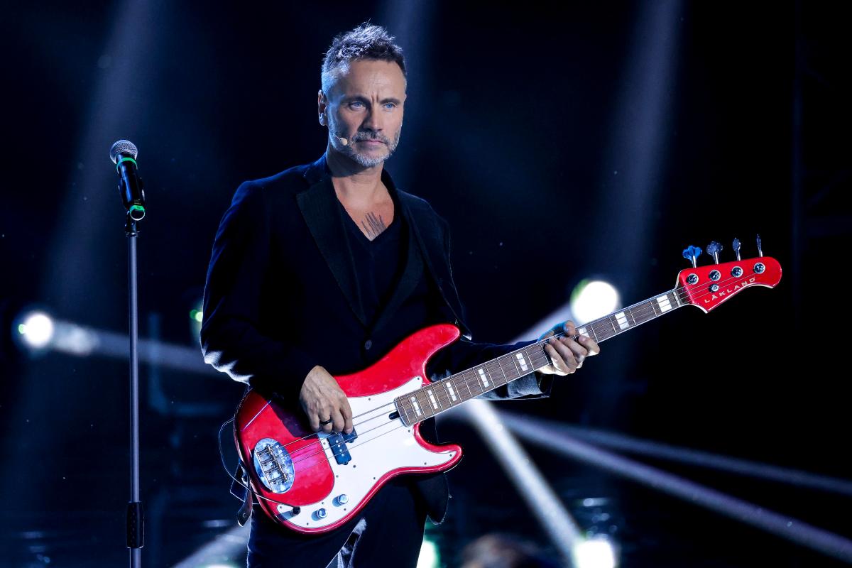 Nek sul palco con la chitarra elettrica in mano