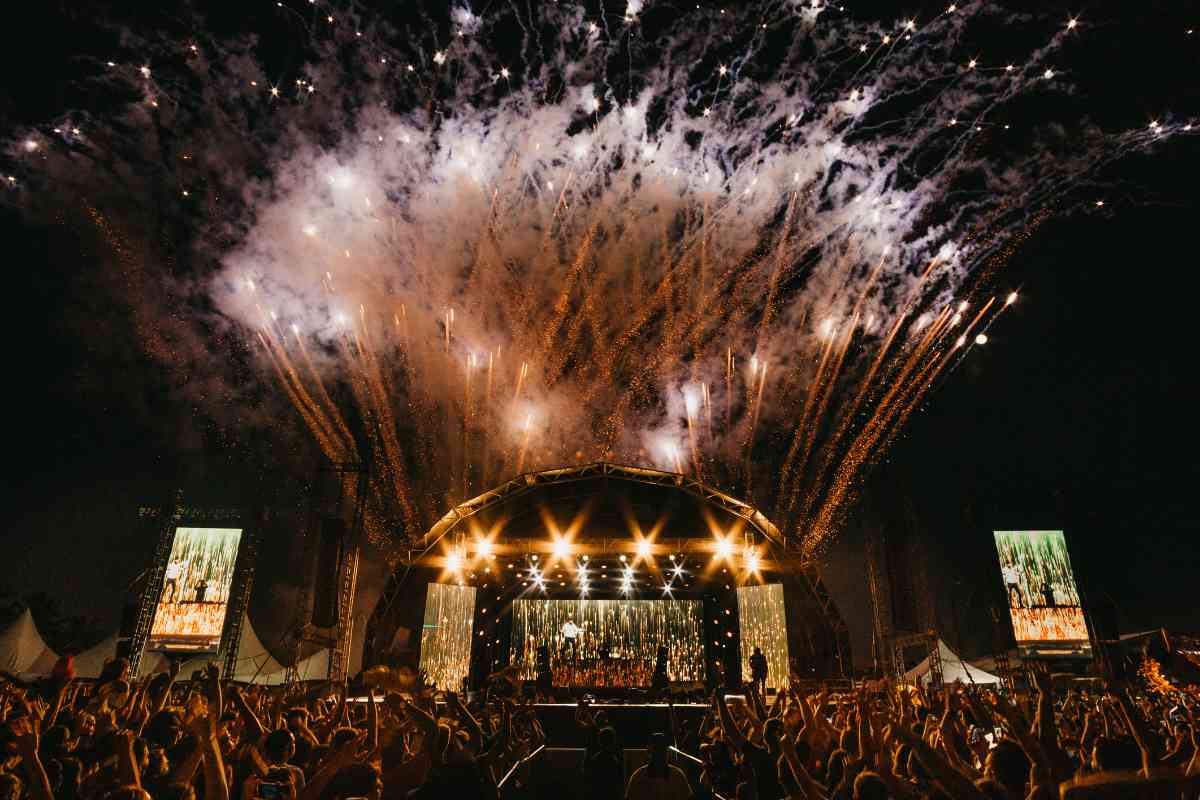 Palco di un concerto estivo con fuochi pirotecnici