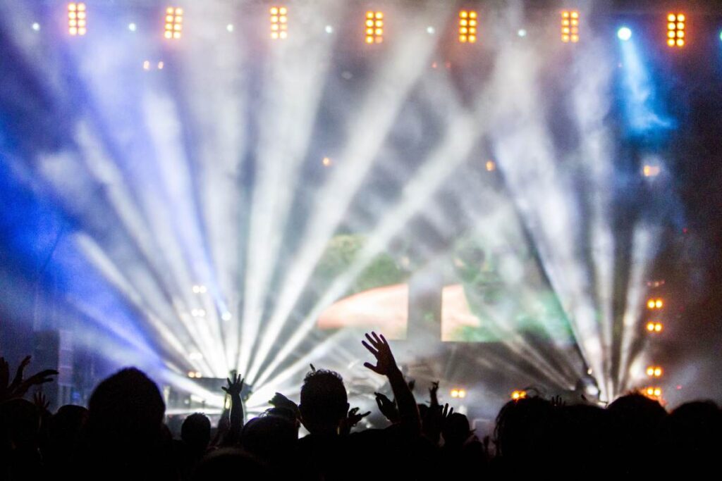 Palco di un concerto illuminato