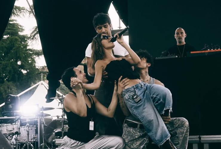 Clara che si esibisce ad un concerto insieme ai ballerini