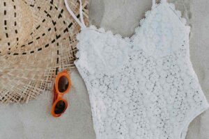 costume da bagno, occhiali, cappello