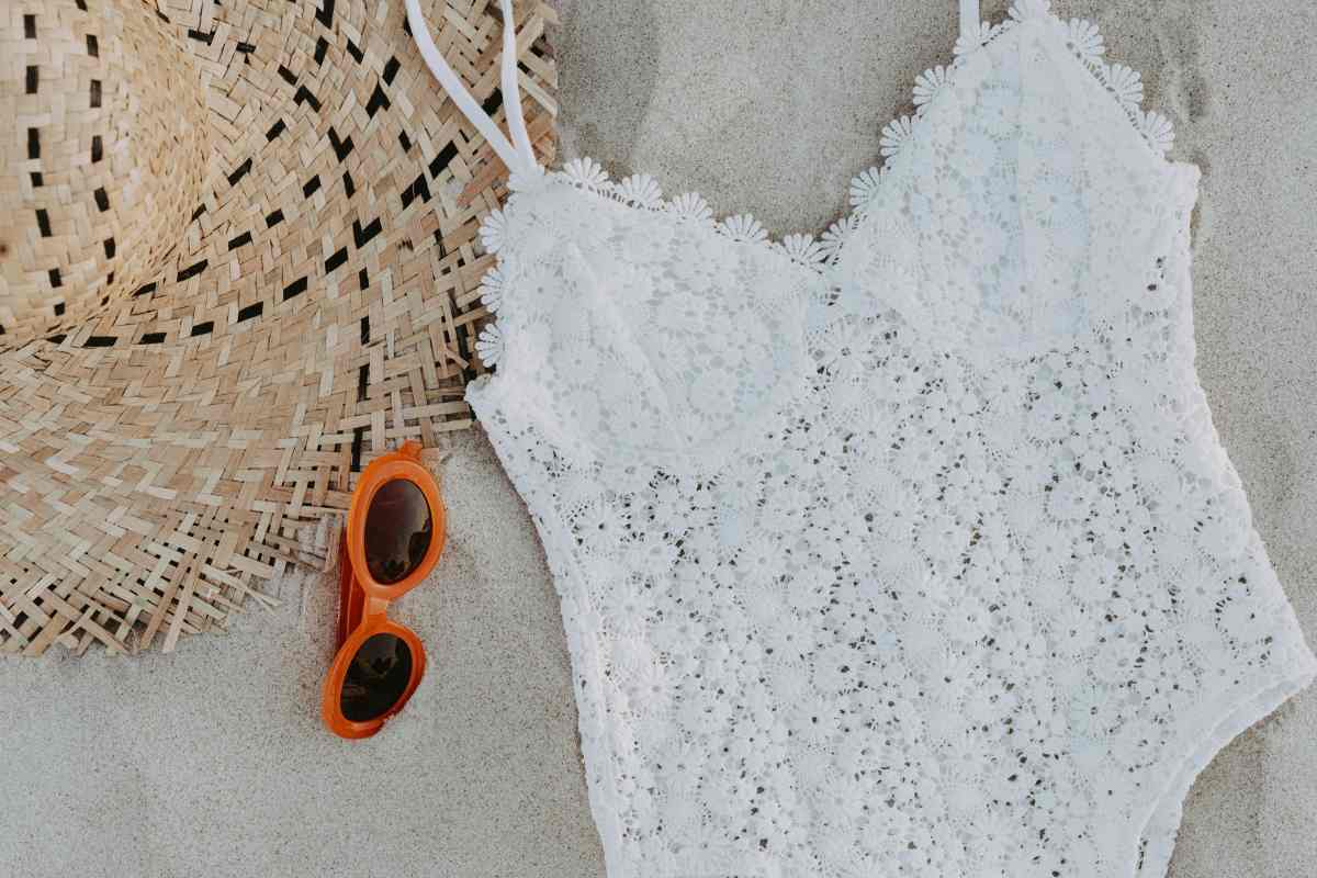costume da bagno, occhiali, cappello