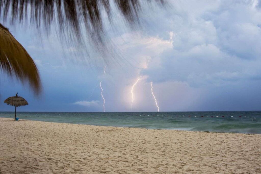 Fulmini in spiaggia, i consigli per evitare rischi durante l’estate: come proteggersi