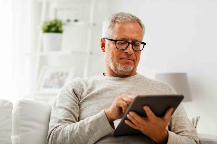 Uomo con tablet