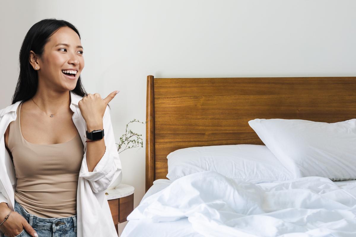 letto matrimoniale e donna indica