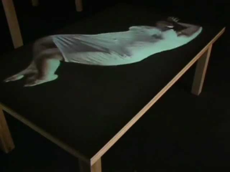 Opera di una donna sul tavolo all'interno del Laboratorio della mente a Roma