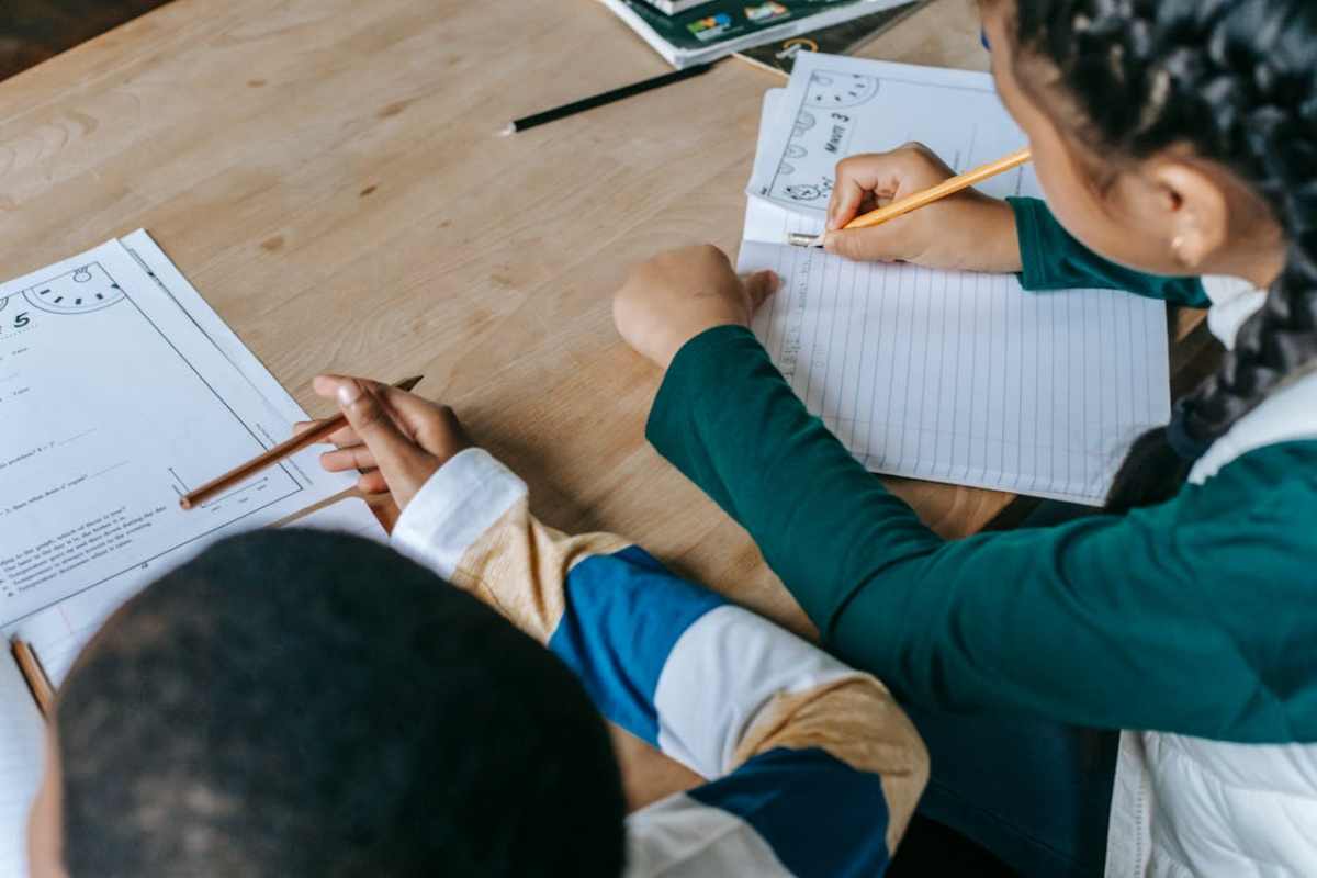 Bimbi con dei quaderni di scuola