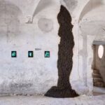 Cacca di mucca che scende da una parete, esposta al Museo della merda