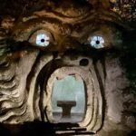 La bocca dell'orco del parco dei mostri nel bosco di Bomarzo