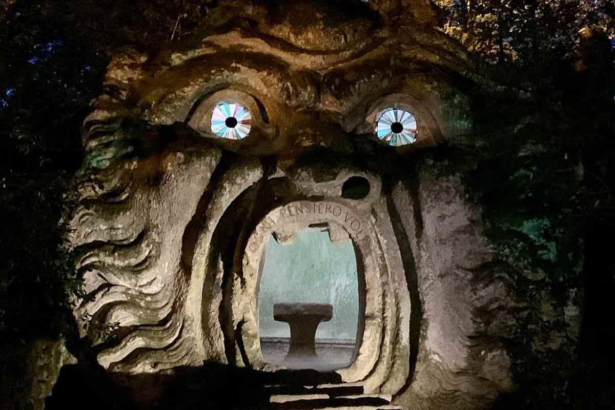 La bocca dell'orco del parco dei mostri nel bosco di Bomarzo