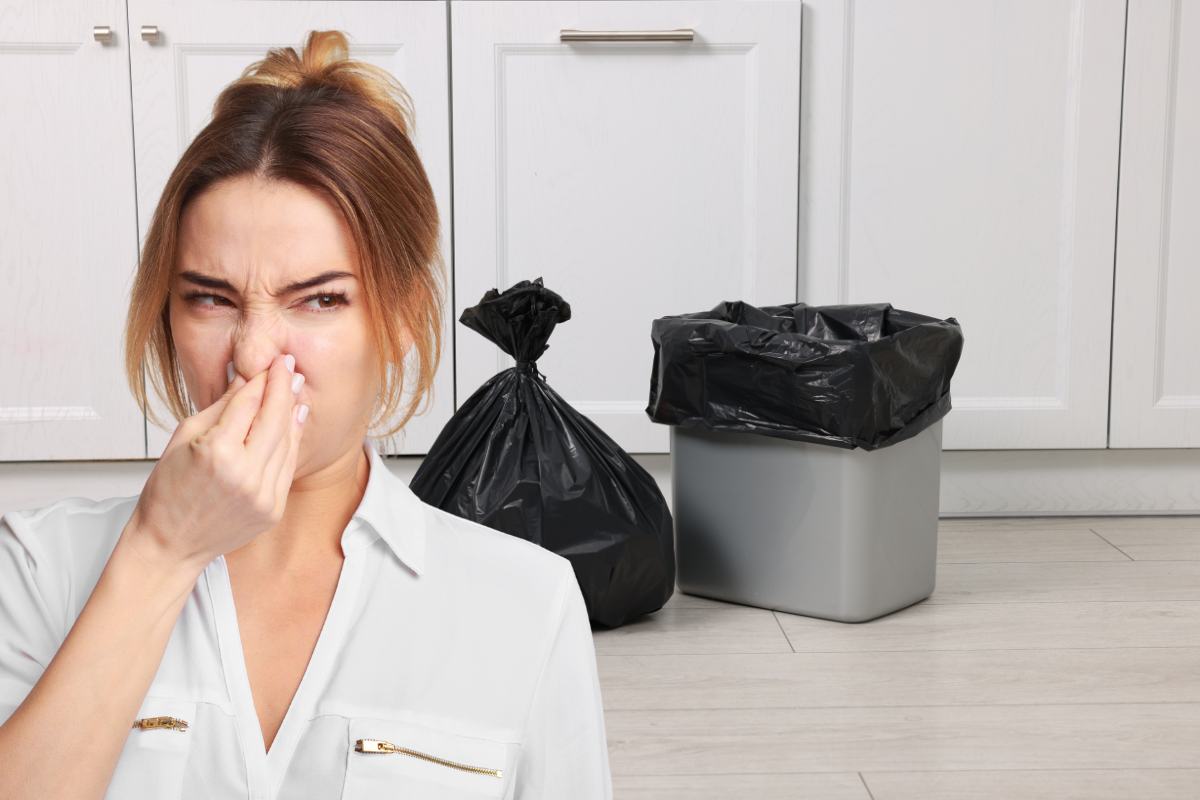 pattumiera e donna che si tappa naso per brutto odore