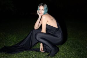 Rose Villain in abito nero