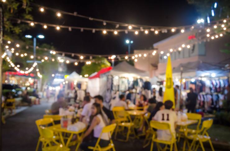 Foto sfuocata di una sagra di sera