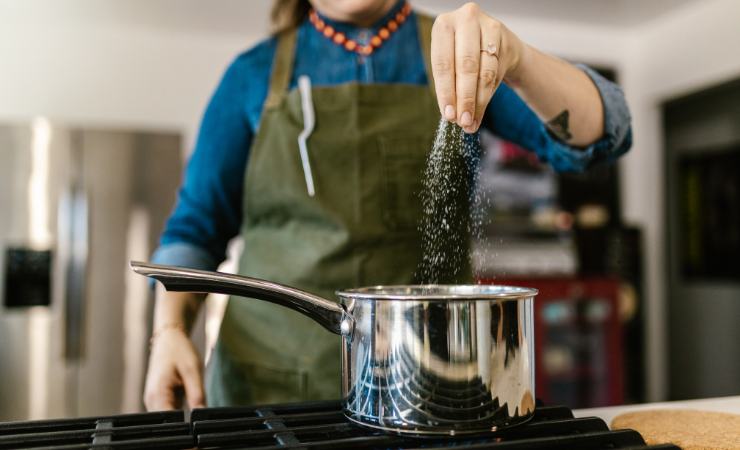 persona versa sale in acqua della pentola