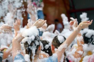Persone piene di schiuma ad uno schiuma party