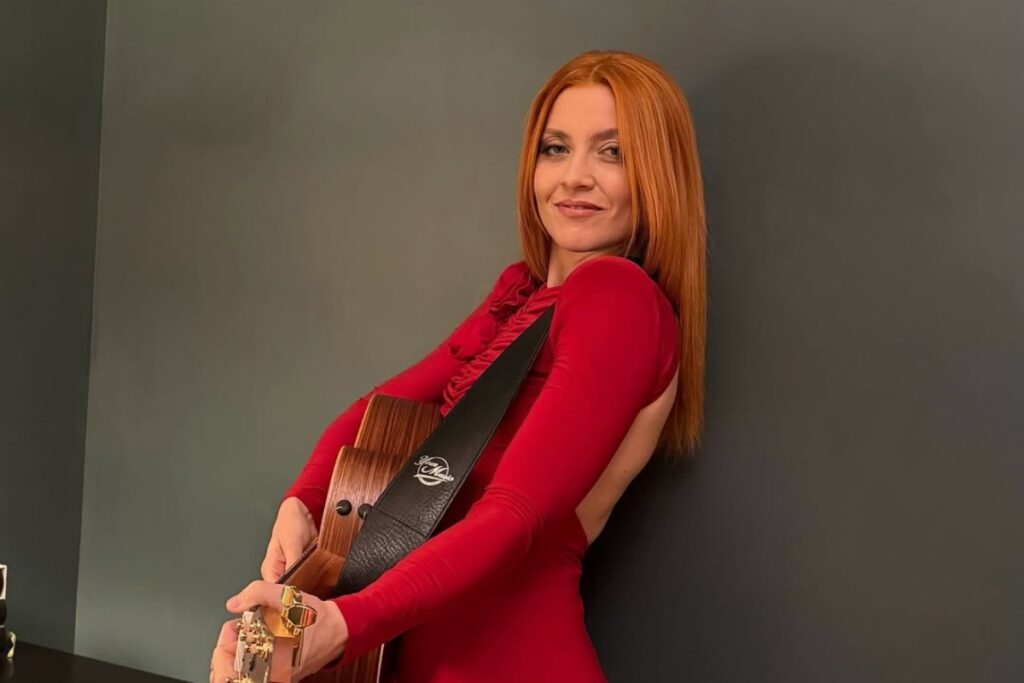 Noemi con la chitarra in mano