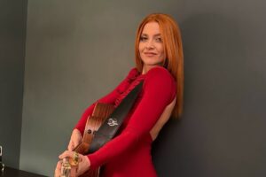 Noemi con la chitarra in mano