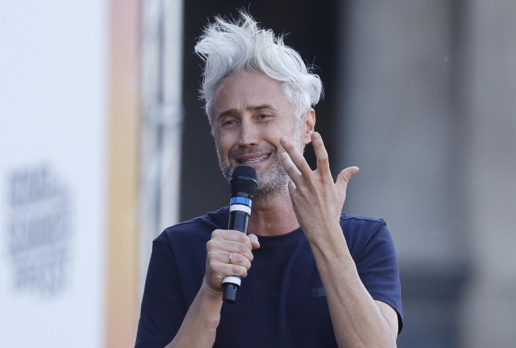 prof schettini con il microfono