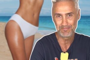 collage prof schettini e corpo donna al mare
