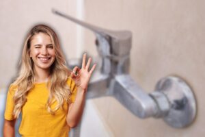 rubinetto pieno di calcare e donna che fa ok con le mani